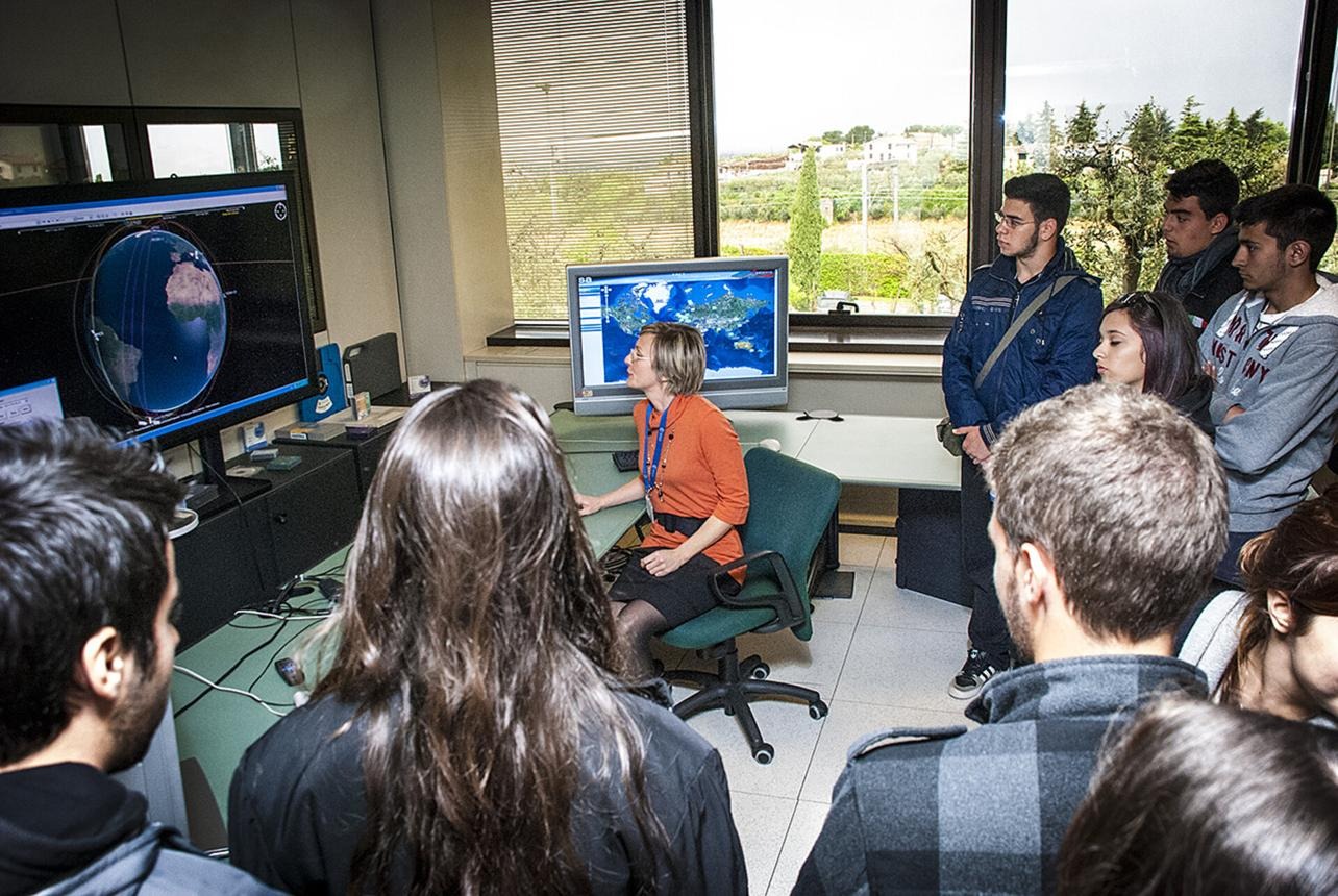 How Do Space Centers Inspire Students? The Science Behind STEM Tourism